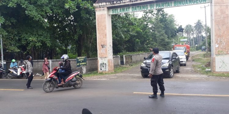 Hadir d tengah masyarakat, Anggota Polsek Wanasalam memberikan pelayanan kepada Pengguna Jalan Raya