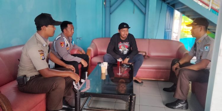 Personil Polsek Purwakarta Melaksanakan Pengamanan Wahana Rekreasi Kolam Renang Krakatau Water Word