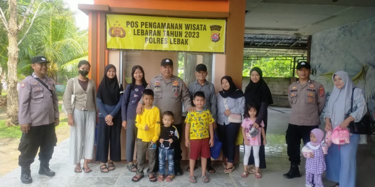 Warga Masyarakat Ajak Photo Bareng Anggota Polsek Rangkasbitung Polres Lebak di BIM