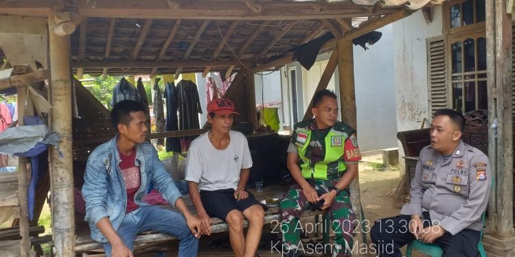 Bhabinkamtibmas Polsek Cibadak Polres Lebak Bersama Babinsa Laksanakan Program “Guyub TNI,POLRI