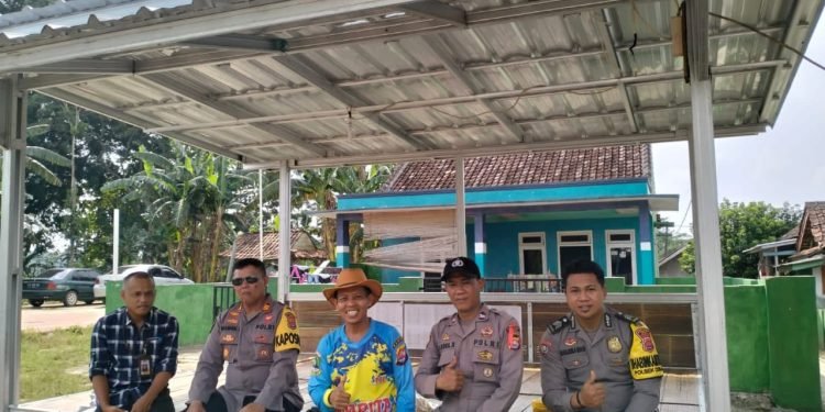 Kapolsek Cibadak Polres Lebak Bersama Anggota Sambangi Kades Bojongleles