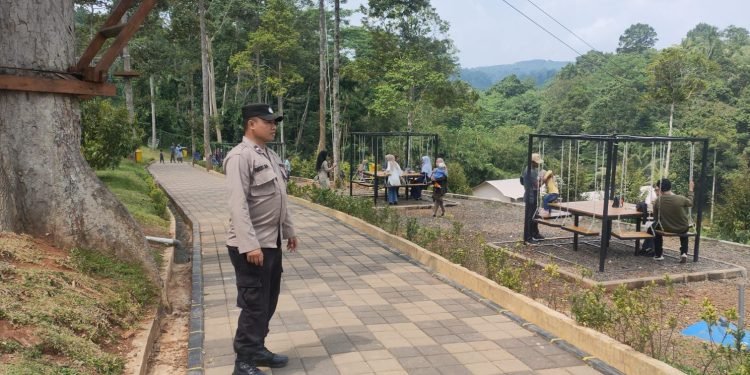 Monitoring Pengunjung Wisata D’Mangku Farm, Personel Polsek Mancak Polres Cilegon Polda Banten Pastikan Situasi Tetap Tertib Dan Kondusif