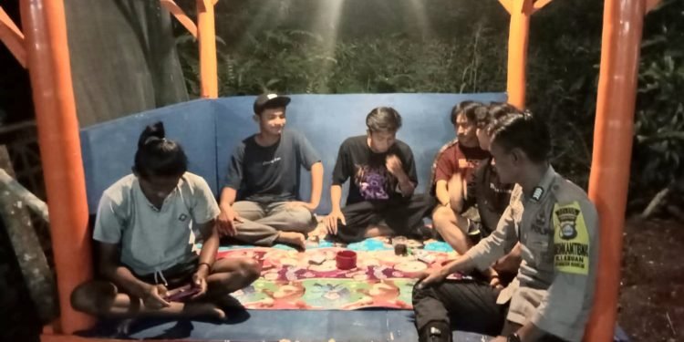 Ayo Jaga kampung Kita, Personel Bhabinkamtibmas Polsek Mancak Polres Cilegon Polda Banten Ajak Kalangan Muda aktif Ronda Siskamling