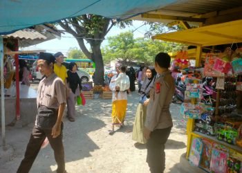 Monitoring Pengunjung Wisata Religi Gunung Santri , Personel Polsek Bojonegara Polres Cilegon Polda Banten Pastikan Situasi Tetap Tertib Dan Kondusif