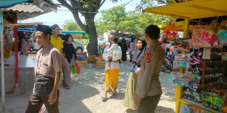 Monitoring Pengunjung Wisata Religi Gunung Santri , Personel Polsek Bojonegara Polres Cilegon Polda Banten Pastikan Situasi Tetap Tertib Dan Kondusif