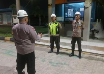 Sambangi Security, Bhabinkamtibmas Polsek Bojonegara Polres Polda Banten Berikan Arahan