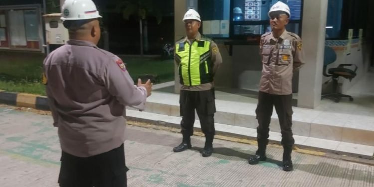 Sambangi Security, Bhabinkamtibmas Polsek Bojonegara Polres Polda Banten Berikan Arahan