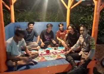 Ayo Jaga kampung Kita, Personel Bhabinkamtibmas Polsek Mancak Polres Cilegon Polda Banten Ajak Kalangan Muda aktif Ronda Siskamling