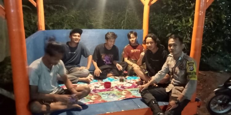 Ayo Jaga kampung Kita, Personel Bhabinkamtibmas Polsek Mancak Polres Cilegon Polda Banten Ajak Kalangan Muda aktif Ronda Siskamling