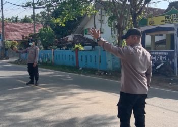 Personil Pos Jaga Wisata Pantai Tanjung Panto Polsek Wanasalam Polres Lebak Rutin Laksanakan Pengaturan Lalu Lintas