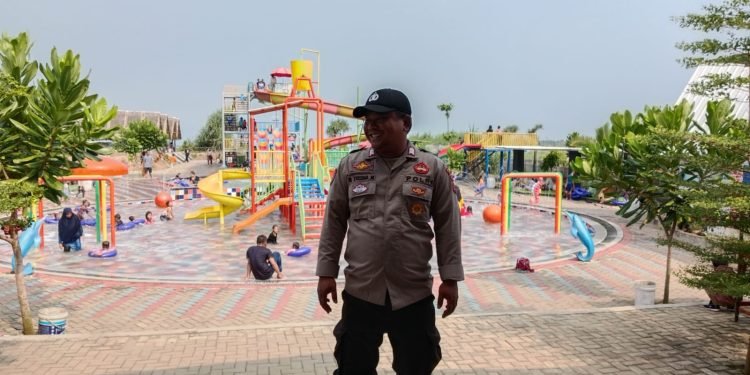 ANTISIPASI GANGGUAN KAMTIBMAS ANGGOTA POLSEK WANASALAM LAKSANAKAN PATROLI TAMAN WISATA WATER PARK