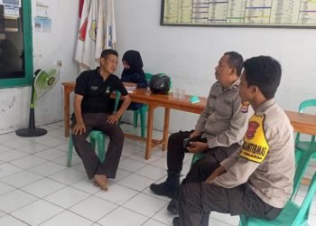 Kanit Binmas Dan Bhabinkamtibmas Polsek Cimarga, Polres Lebak Kunjungi Kantor Desa, Komunikasi Kamtibmas