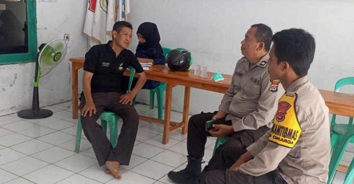Kanit Binmas Dan Bhabinkamtibmas Polsek Cimarga, Polres Lebak Kunjungi Kantor Desa, Komunikasi Kamtibmas
