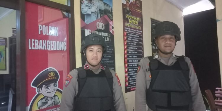 Tingkatkan Kewaspadaan Menjelang Akhir Pekan, Personil Piket Polsek Lebakgedong Polres Lebak Perketat Penjagaan Mako