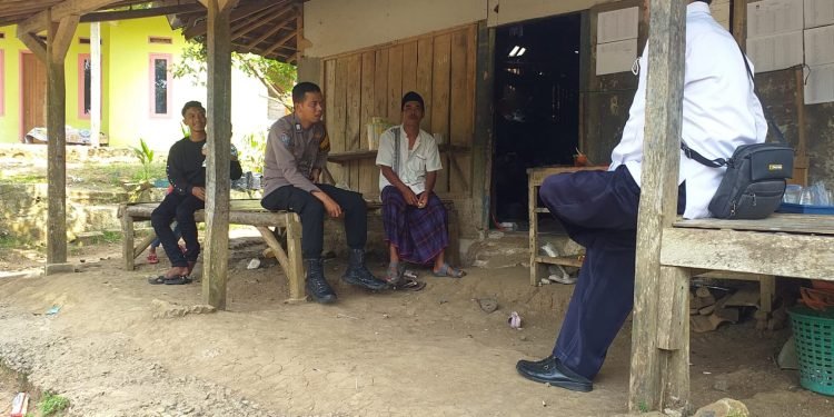 Bhabinkamtibmas Polsek Cimarga Polres Lebak Laksanakan Giat Bintibmas Upaya Mendekatkan Diri dengan Masyarakat
