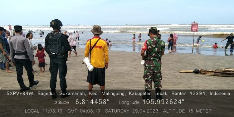 Anggota Pos Pam Polsek Malingping Polres Lebak Patroli Kawasan Wisata Pantai Bagedur