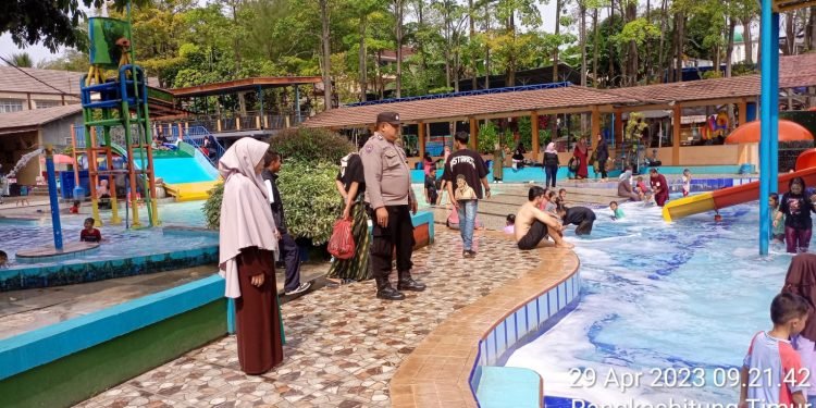Antisipasi Gangguan Kamtibmas Anggota Polsek Rangkasbitung Polres Lebak Pantau Pengunjung di Kolam Renang BIM