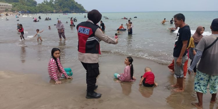 Polres Cilegon Laksanakan Program Quick Wins Presisi Polri Dengan Hadir di Jalur Wisata Pantai Anyar Cinangka