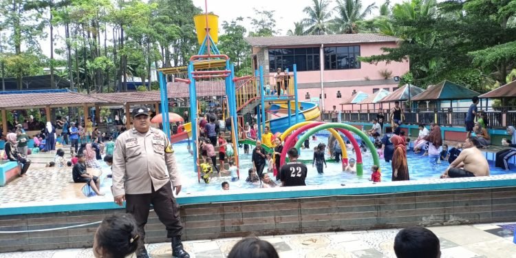 Bhabinkamtibmas Desa Rangkasbitung Timur Polsek Rangkasbitung Polres Lebak Pantau Anak Anak Yang Akan Renang