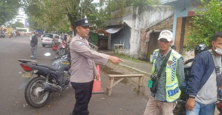 Antisipasi Pencurian Bhabinkamtibmas Polsek Rangkasbitung Polres Lebak Rutin Berikan Penyuluhan Kamtibmas Ke Juru Parkir