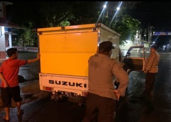 Anggota Polsek Rangkasbitung Polres Lebak Berikan Bantuan Kepada Warga Ikut Dorong Kendaraannya Yang Mogok