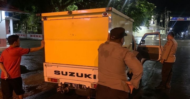 Anggota Polsek Rangkasbitung Polres Lebak Berikan Bantuan Kepada Warga Ikut Dorong Kendaraannya Yang Mogok