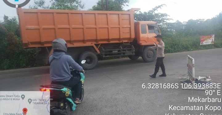 Pastikan Arus Lalin Lancar Polsek Kopo Polres Serang Laksanakan Strong Point Pagi