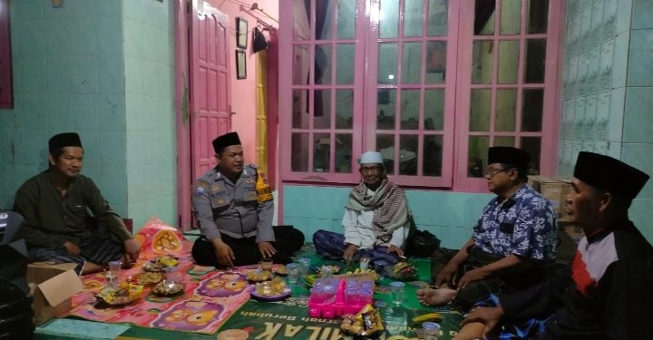 Jalin silaturahmi Bhabinkamtibmas laksanakan bukber dengan warga