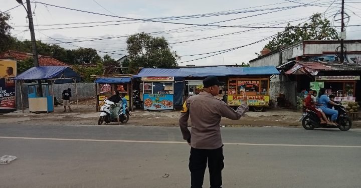 Menjelang Buka Puasa, Personil Polsek Wanasalam Polres Lebak Laksanakan Patroli dan Gatur Arus Lalin