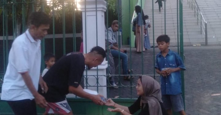 Seru !! Siswa SMKN 1 Rangkasbitung Jelang Berbuka Puasa Bagi-bagi Takjil