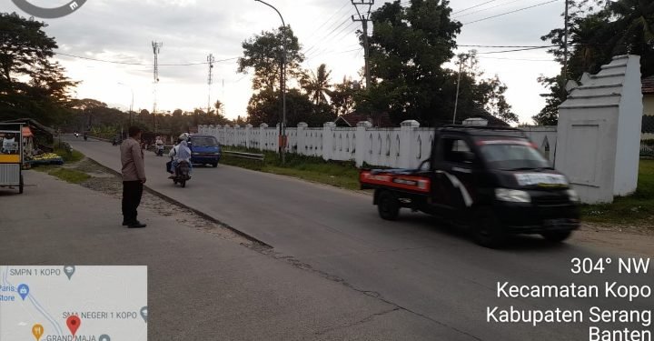 Antisipasi Lakalantas Polsek Kopo Polres Serang Laksanakan Strong Point Sore