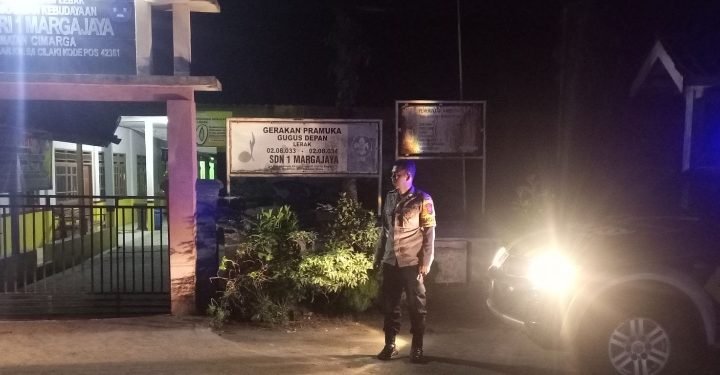 Jaga Kondusifitas anggota piket lakasanakan Patroli Dialogis ke SDN 1 Margajaya kecamatan Cimarga