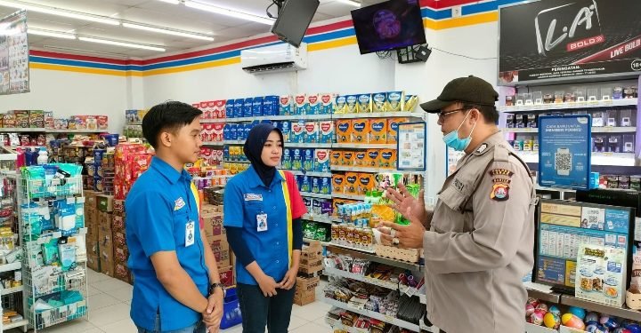 ATiis pisan….Anggota Polsek Cimarga Sambang sambil ngadem di Minimarket