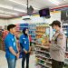 ATiis pisan….Anggota Polsek Cimarga Sambang sambil ngadem di Minimarket