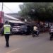 Anggota Polsek Wanasalam Polres Lebak Laksanakan Giat Strong Point di Depan Pasar Binuangeun