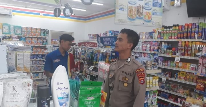 Bhabinkamtibmas  Polsek Wanasalam Polres Lebak Sambang Toko Sembako/Minimarket Memberikan Himbauan Kamtibmas