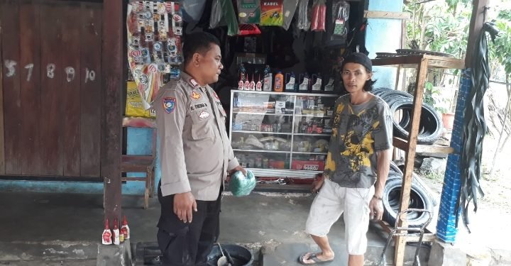 Sampaikan Pesan Kamtibmas, Bhabinkamtibmas Polsek Wanasalam Polres Lebak Sambangi Warga Desa Binaan