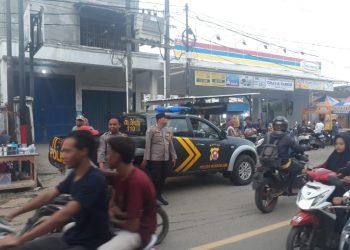 MENJAGA KAMTIBMAS, ANGGOTA POLSEK WANASALAM POLRES LEBAK LAKSANAKAN STRONG POINT SORE HARI, LAYANI WARGA YANG AKAN NGABUBURIT