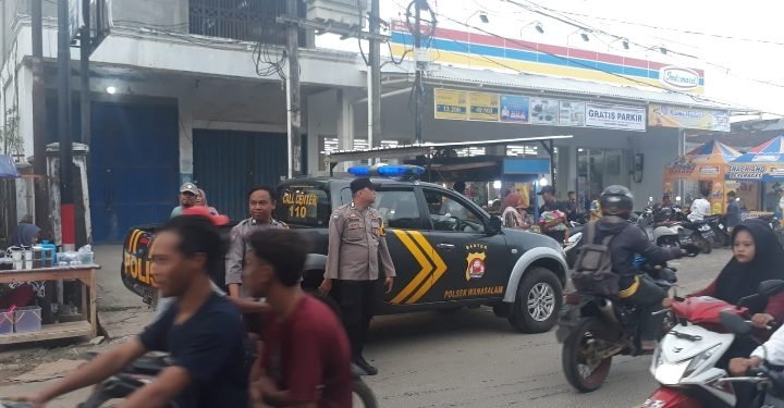 MENJAGA KAMTIBMAS, ANGGOTA POLSEK WANASALAM POLRES LEBAK LAKSANAKAN STRONG POINT SORE HARI, LAYANI WARGA YANG AKAN NGABUBURIT