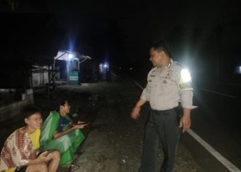 Patroli Dialogis Malam Hari Polsek Wanasalam Polres Lebak Himbau Pemuda agar Tidak Perang Sarung, tawuran dan Tindak Kejahatan Lainnya