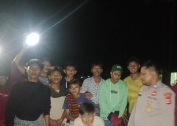 Patroli Dialogis Malam Hari Polsek Wanasalam Polres Lebak Himbau Pemuda agar Tidak Perang Sarung, tawuran dan Tindak Kejahatan Lainnya
