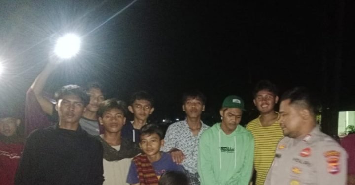 Patroli Dialogis Malam Hari Polsek Wanasalam Polres Lebak Himbau Pemuda agar Tidak Perang Sarung, tawuran dan Tindak Kejahatan Lainnya
