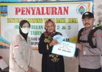 Bhabinkamtibmas Polsek Jawilan Polres Serang Kawal Pembagian BLT DD