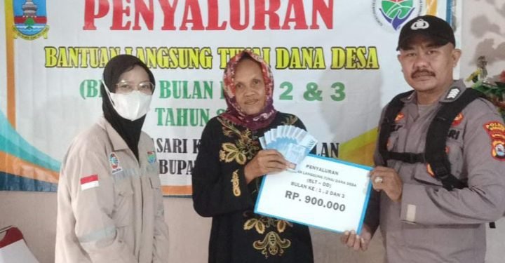 Bhabinkamtibmas Polsek Jawilan Polres Serang Kawal Pembagian BLT DD