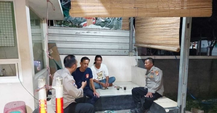 Personel Bhabinkamtibmas  lakukan sambang kamtibmas