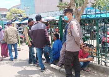 Bhabinkamtibmas Polsek Rangkasbitung Polres Lebak Sampaikan Pesan Kamtibmas Ke Pengemudi Ojeg di Stasiun Rangkasbitung