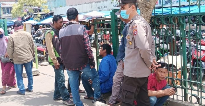 Bhabinkamtibmas Polsek Rangkasbitung Polres Lebak Sampaikan Pesan Kamtibmas Ke Pengemudi Ojeg di Stasiun Rangkasbitung