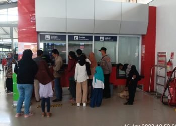 Berikan Himbauan Kamtibmas di Loket KAI,Anggota Polsek Rangkasbitung Polres Lebak Monitoring Pembelian Karcis