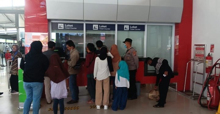 Berikan Himbauan Kamtibmas di Loket KAI,Anggota Polsek Rangkasbitung Polres Lebak Monitoring Pembelian Karcis