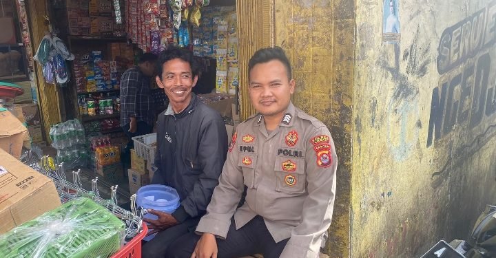Bhabinkamtibmas Polsek Malingping Polres Lebak sambang Desa Binaan, untuk menyampaikan Pesan Kamtibmas